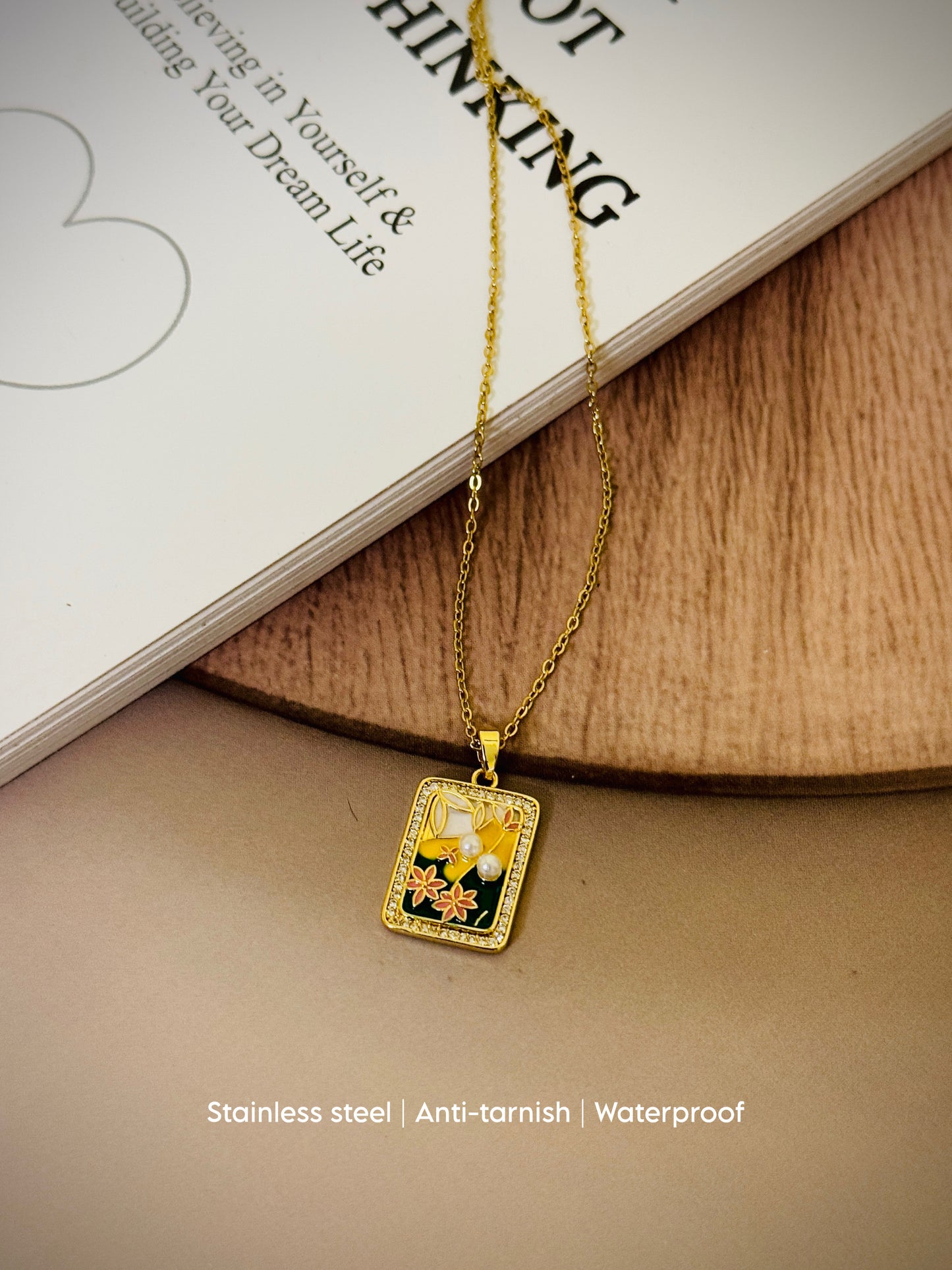 *Gold‑glam vintage pendant necklace