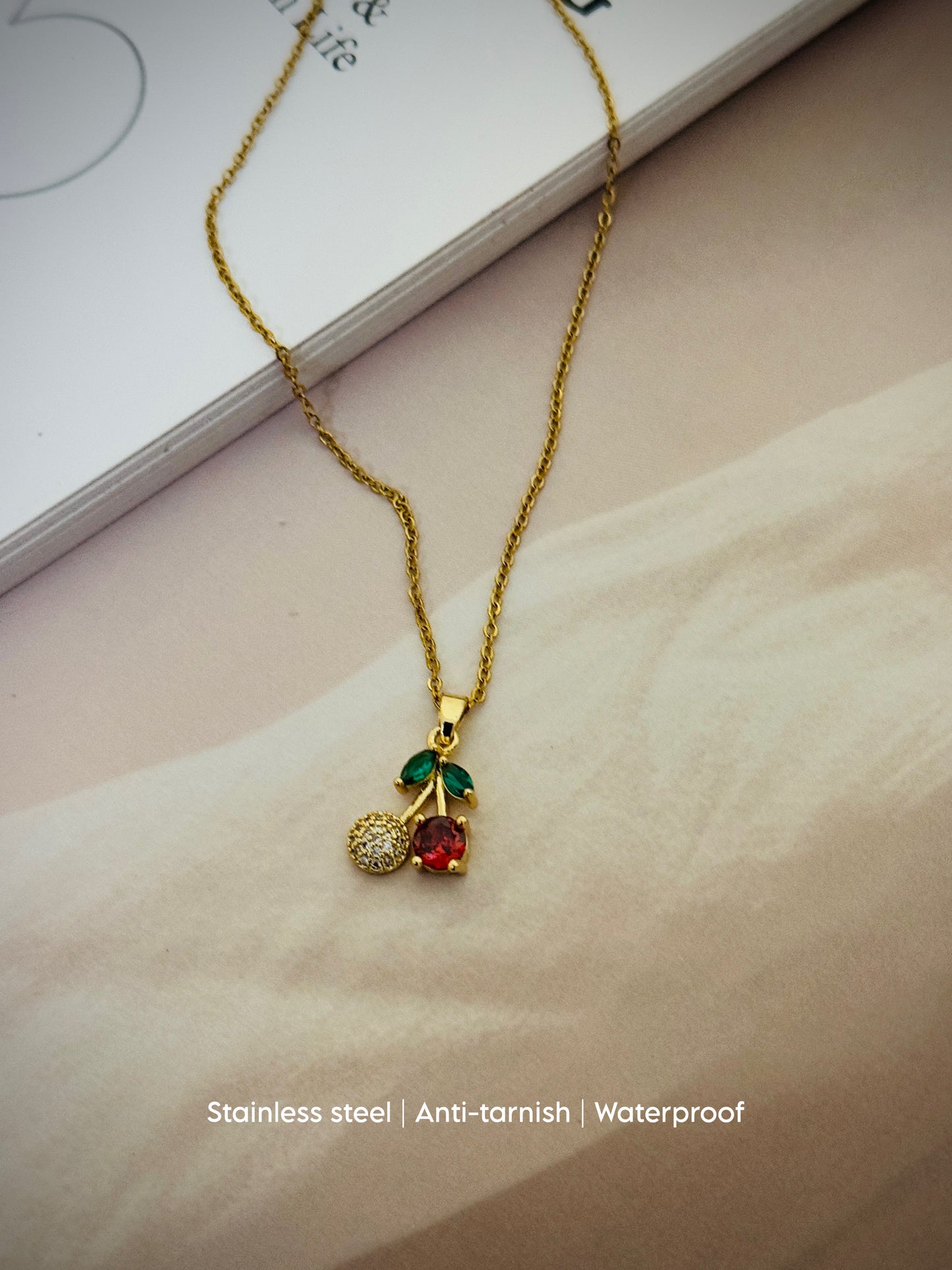 Cherry pendant necklace with sparkling details!